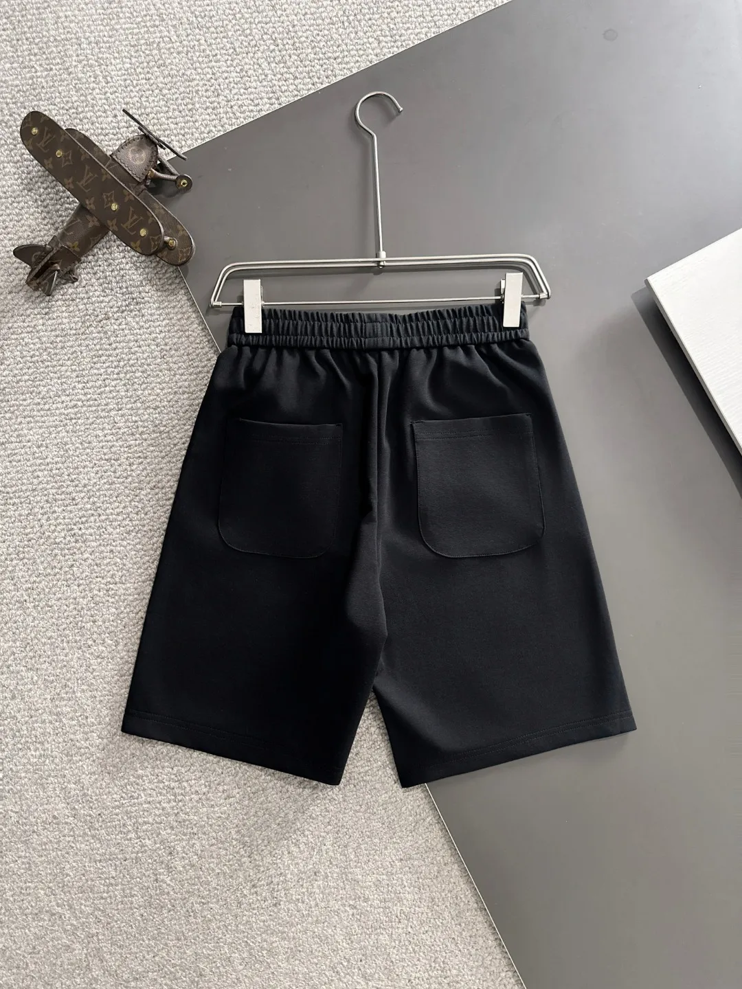 🅿️330 shipped next day P High-quality Stone Island/Stone Island 2025 spring and summer new high-definition elastic band casual solid color loose shorts, made with machines imported from Italy, two-needle seams at the hem of the trousers, fine and firm stitching, counter-customized fabrics with high breathability and comfort, impeccable details, brand element design concept, reflecting high quality. It feels delicate and soft! It presents a casual cut and the upper body shape is great! Size: S-XXL